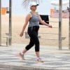 Giulia Gam escolheu o calçadão de Ipanema, no Rio de Janeiro, para caminhar e praticar sua atividade física 
