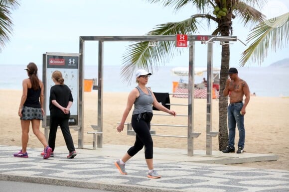 Giulia Gam escolheu o calçadão de Ipanema, no Rio de Janeiro, para caminhar e praticar sua atividade física 