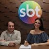 Chris Flores assinou contrato com o SBT nesta sexta-feira, 09 de setembro de 2016, ao lado de Fernando Pelegio, diretor de planejamento artístico e de criação da emissora de Silvio Santos
