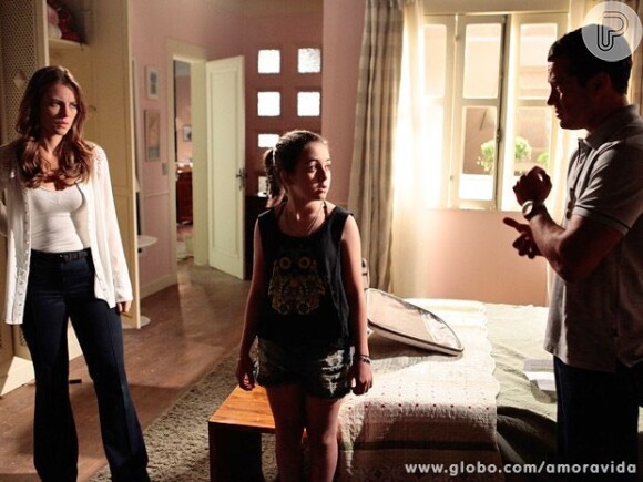 Paulinha (Klara Castanho) diz que sabe que Paloma (Paolla Oliveira) e Bruno (Malvino Salvador) se separaram por causa de Aline (Vanessa Giácomo), em 'Amor à Vida'