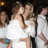 Flávia Alessandra chega ao Copacabana Palace com a filha Olivia, de 2 anos, no colo; foto de 31 de dezembro de 2012