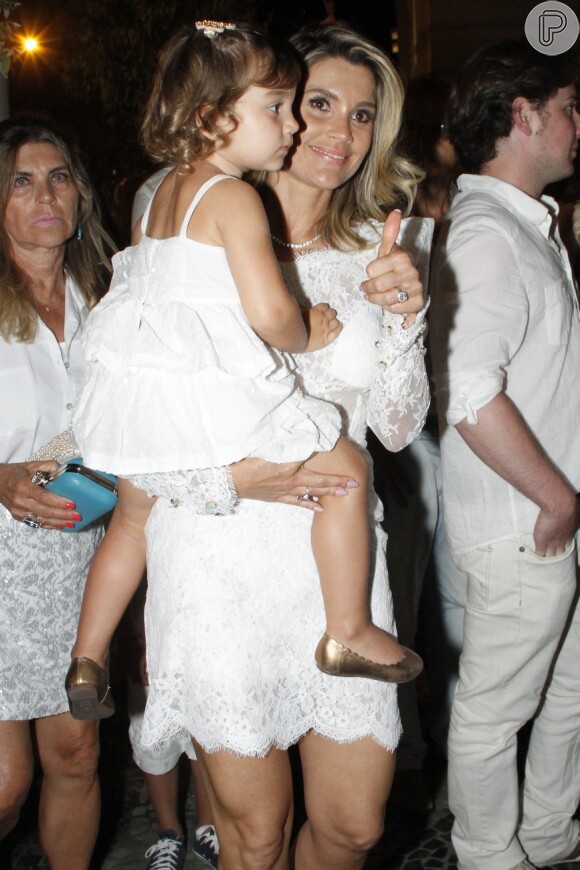 Flávia Alessandra chega ao Copacabana Palace com a filha Olivia, de 2 anos, no colo; foto de 31 de dezembro de 2012