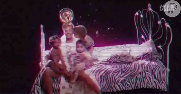 No vídeo, Beyoncé também aparece cercada por crianças