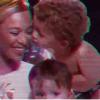 O bebê dá um beijo em Beyoncé