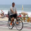 Ronaldo curtiu a manhã deste domingo (8) de forma saudável. O ex-jogador andou de bicicleta pela orla do Leblon, Zona Sul do Rio
