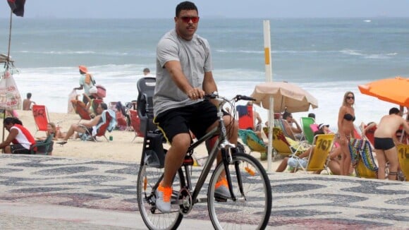 Noivos, Ronaldo e Paula Morais se exercitam na praia e ex-jogador atende fãs