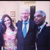 Gilberto Gil posou com Bill Clinton, Flora Gil e Eduardo Paes nos bastidores do jantar realizado neste domingo (08 de dezembro de 2013) para receber o ex-presidente norte-americano