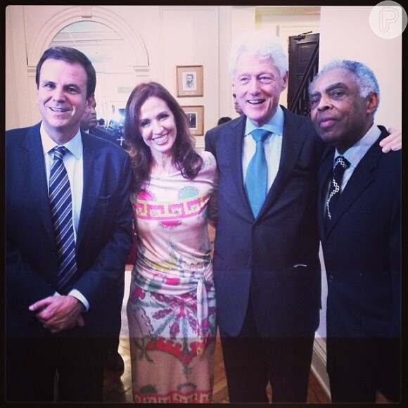 Gilberto Gil posou com Bill Clinton, Flora Gil e Eduardo Paes nos bastidores do jantar realizado neste domingo (08 de dezembro de 2013) para receber o ex-presidente norte-americano