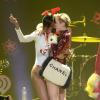 Miley Cyrus se diverte com dançarina no palco