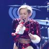 Miley Cyrus usa microfone personalizado