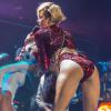 Miley Cyrus usa look sensual para apresentação
