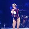 Miley Cyrus canta 'Wrecking Ball' no KIIS FM's Jingle Ball 2013