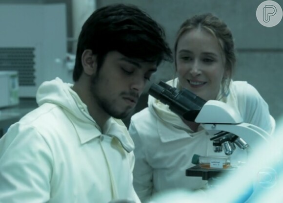Marlon (Rodrigo Simas) passa uma noite com Angelique (Sabrina Greve) em 'Além do Horizonte', em 16 de dezembro de 2013