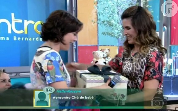A atriz ganhou chá de bebê no 'Encontro com Fátima', no dia 01 de novembro de 2013