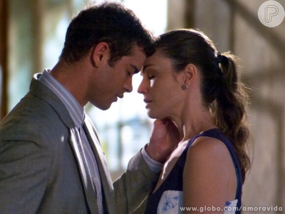 Gina (Carolina Kasting) namora Elias (Sidney Sampaio) em 'Amor à Vida'