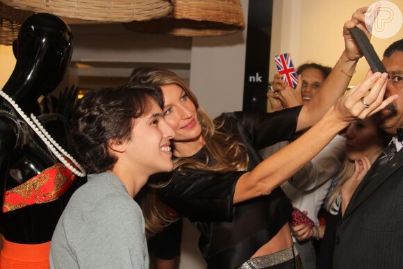 Gisele Bündchen tira foto 'selfie' com fã no coquetel que sela a parceria entre a sua marca de lingerie, Gisele Bündchen Intimates, e a loja NK Store, nos Jardins, em São Paulo, nesta quarta-feira, 11 de dezembro de 2013