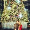 Marina Ruy Barbosa e Klebber Toledo passam Natal na Flórida e posam perto de uma árvore gigante