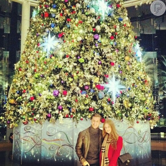 Marina Ruy Barbosa e Klebber Toledo passam Natal na Flórida e posam perto de uma árvore gigante