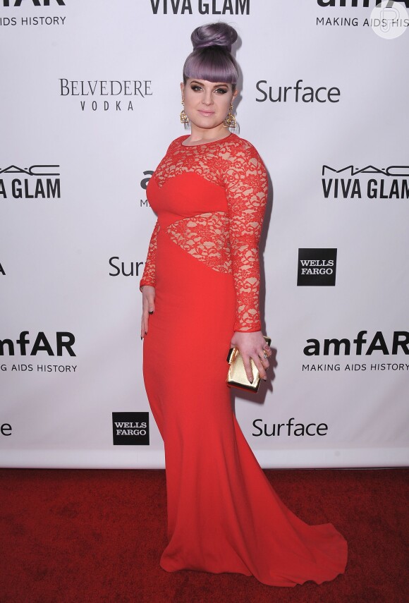 Kelly Osbourne também esteve presente no evento e desfilou um longo vestido vermelho