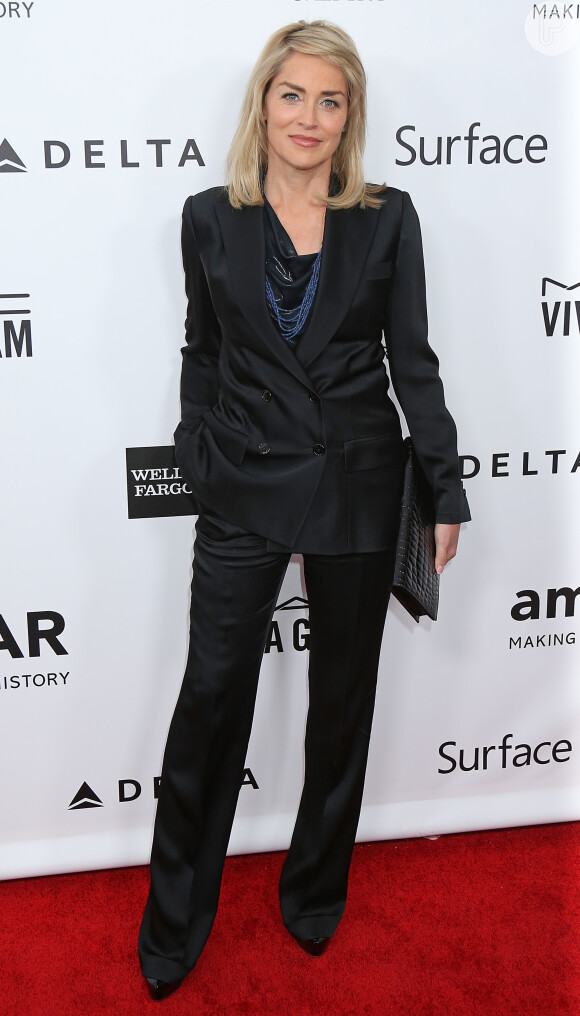 A atriz Sharon Stone também marcou presença no baile da amfAR, em Los Angeles