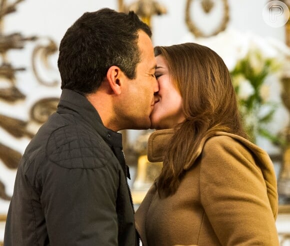 Bruno (Malvino Salvador) beija Paloma (Paolla Oliveira) e tenta reatar com ela, em 'Amor à Vida', em 28 de dezembro de 2013