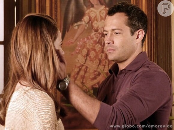 Bruno (Malvino Salvador) tenta beijar Paloma (Paolla Oliveira) depois da ceia de Natal, mas a médica se mantém firme na decisão de não reatar o casamento, em 'Amor à Vida'