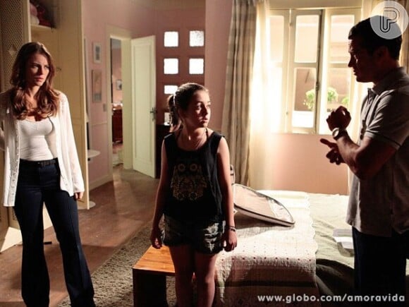Paulinha (Klara Castanho) pede para passar o Natal com Paloma (Paolla Oliveira) e Bruno (Malvino Salvador), na tentativa de fazer com que eles se reconciliem, em 'Amor à Vida'