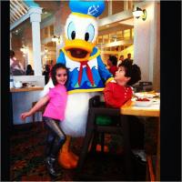Filhos de Marcos Mion tomam café da manhã ao lado do Pato Donald na Disney