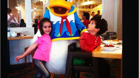 Filhos de Marcos Mion tomam café da manhã ao lado do Pato Donald na Disney