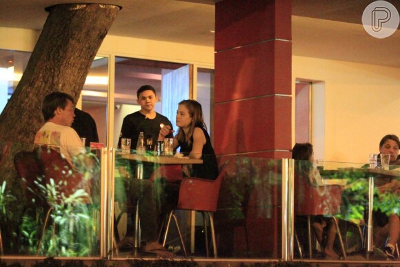 Luiza Valdetaro janta com o marido em restaurante japonês, na Zona Oeste do Rio, em 15 de dezembro de 2013