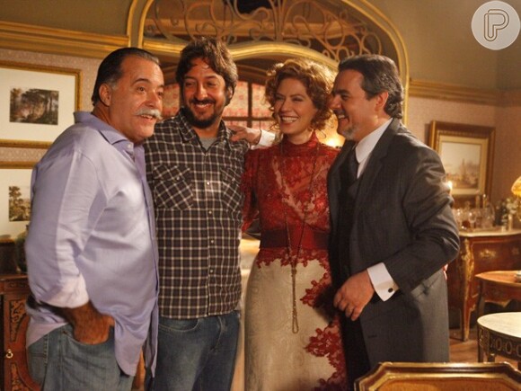 No ar em 'Guerra dos Sexos' na época, Tony Ramos visitou Patrícia Pillar e amigos no estúdio de 'Lado a Lado', em que a atriz viveu a antagonista Constância