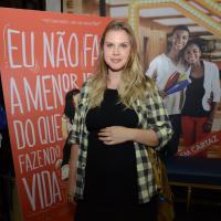 Grávida, Carolinie Figueiredo exibe barrigão em pré-estreia de filme no Rio