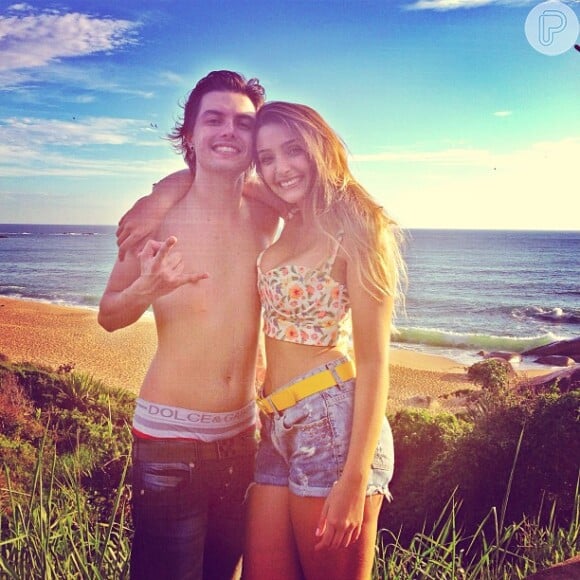 Pe Lanza e a namorada, Gabriela Merjan, aproveitam um dia de sol na praia
