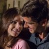 Felipe (Marcos Pitombo) pede Shirlei (Sabrina Petraglia) em casamento numa praia deserta, na novela 'Haja Coração'