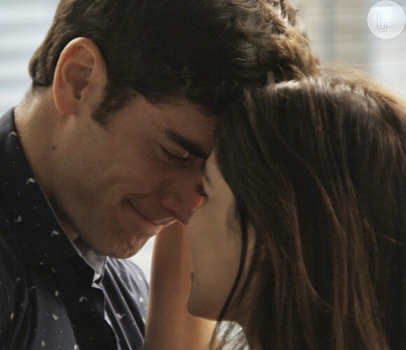 Felipe (Marcos Pitombo) reata o namoro com Shirlei (Sabrina Petraglia) às escondidas, na novela 'Haja Coração'