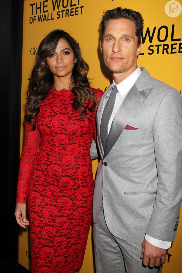 Matthew McConaughey leva a mulher, Camila Alves, para a première de filme 'O Lobo de Wall Street'