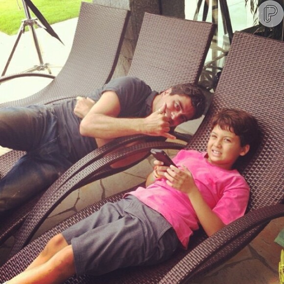 Em seu Instagram, Nivea Stelmann publicou uma foto de seu filho, Miguel, ao lado de Junno Andrade, nos bastidores do 'TV Xuxa de Verão', que está sendo gravado em Angra dos Reis