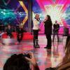 Xuxa ainda gravando o 'TV Xuxa' já com a bota ortopédica