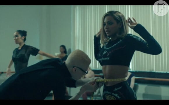 Beyoncé usa cropped top e hot pants da grife Norma Kamali