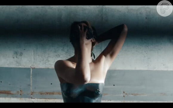 Beyoncé usa tomara que caia da grife Yves Saint Laurent em 'Yoncé'