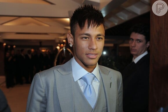 Neymar soma mais de 10 milhões para sua bancária em novo contrato com grife italiana