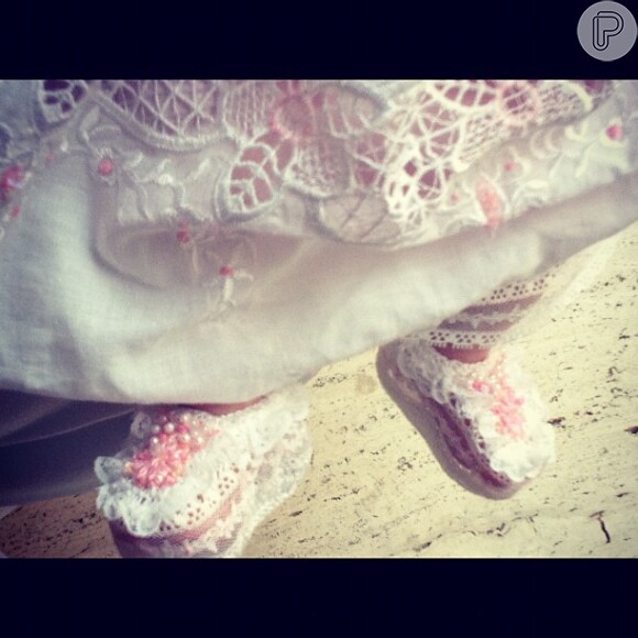 Angélica publica foto dos pés de Eva no Instagram