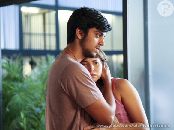 Vitória (Letícia Colin) admite para Marlon (Rodrigo Simas) que não está feliz na Comunidade, em 'Além do Horizonte'