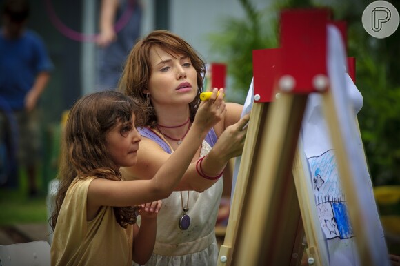 Vitória (Letícia Colin) é professora na Comunidade, em 'Além do Horizonte'
