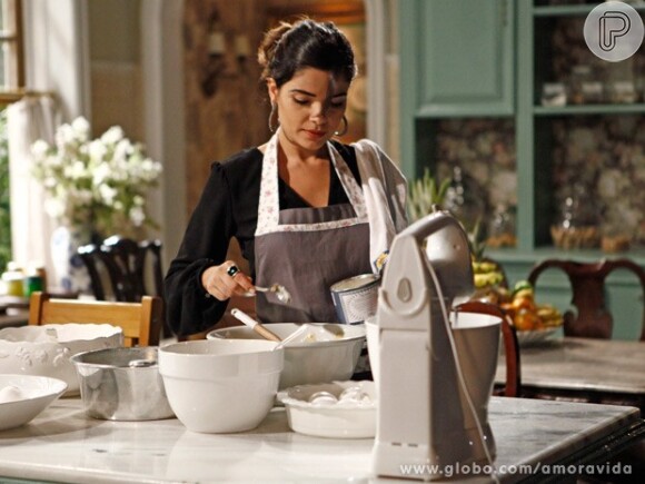 Ciça (Neusa Maria Faro) descobre que Aline (Vanessa Giácomo) usa um 'ingrediente secreto' na comida que serve a César (Antonio Fagundes), em 'Amor à Vida'
