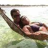 Preta Gil posa de biquíni, deitada no colo do marido, Carlos Henrique Lima; o mergulhador publicou a foto no Instagram em 3 de janeiro de 2013