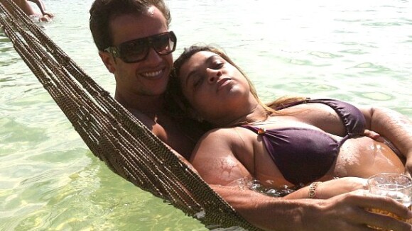Preta Gil posa de biquíni com o marido em praia de Jericoacoara, no Ceará