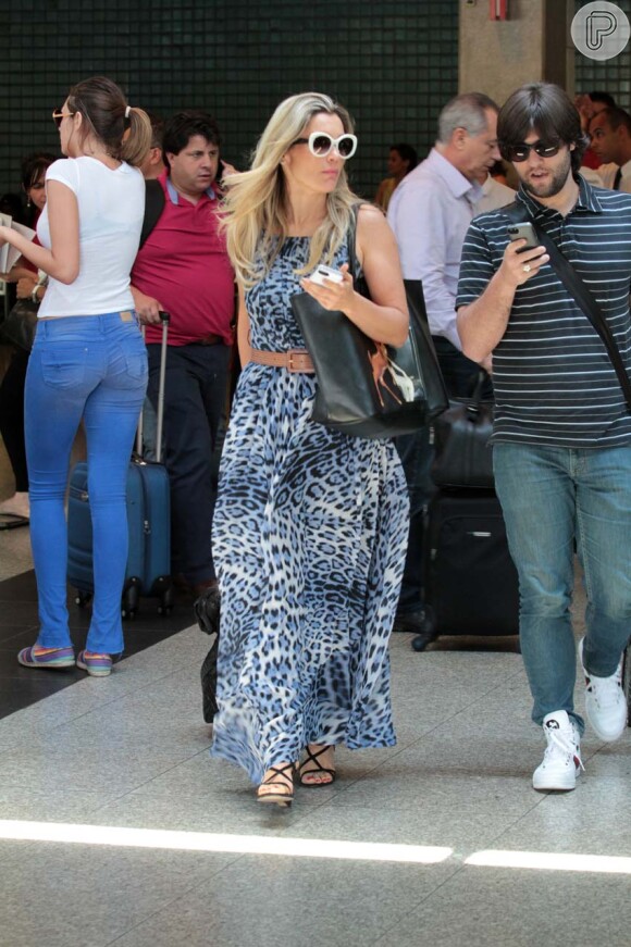Flávia Alessandra usa bolsa da Givenhcy com a estampa do Bambi, que custa R$ 2400