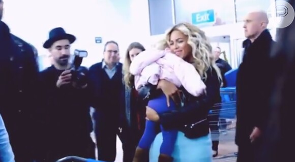 Beyoncé pegou uma criança no colo e se divertiu com os fãs, em 23 de dezembro de 2013
