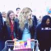 Beyoncé empurrou o carrinho e comprou presentes para o marido, Jay-Z, e a filha, Blue Ivy, de 1 ano, em 23 de dezembro de 2013